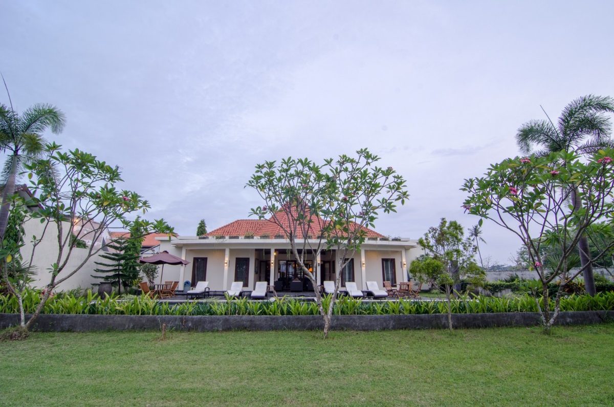 Beachfront Villa in Montong