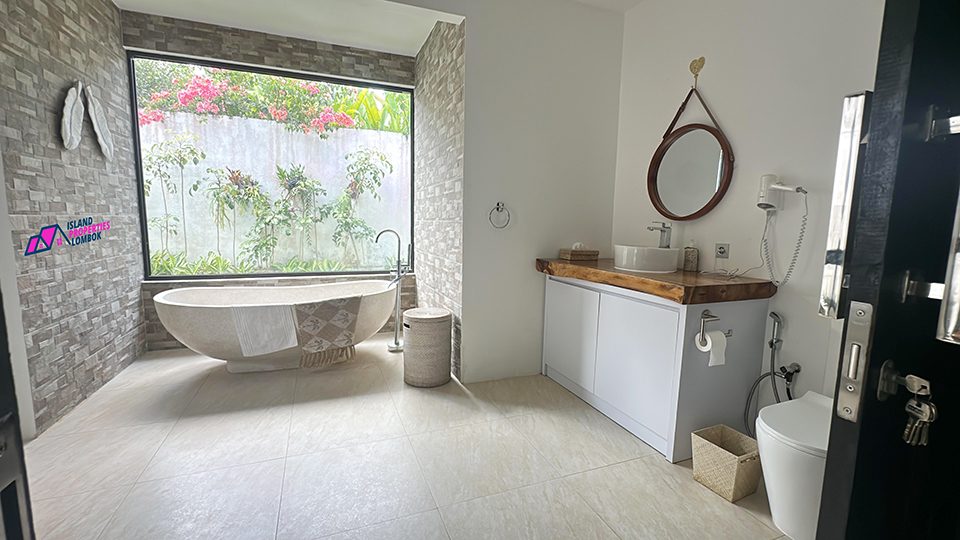 Villa with Guest Apartment & Pool – Duduk, Lombok photo 3