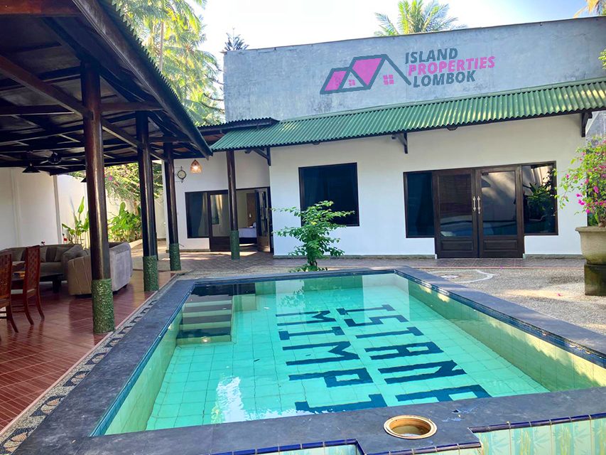 Walk To The Beach Villa, Renovated 3-Bedroom with Pool